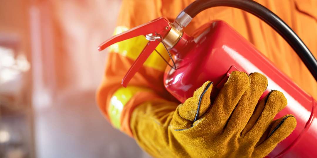 EXTINTORES DE COMBATE A INCÊNDIO EXTINTORES DE COMBATE A INCÊNDIO