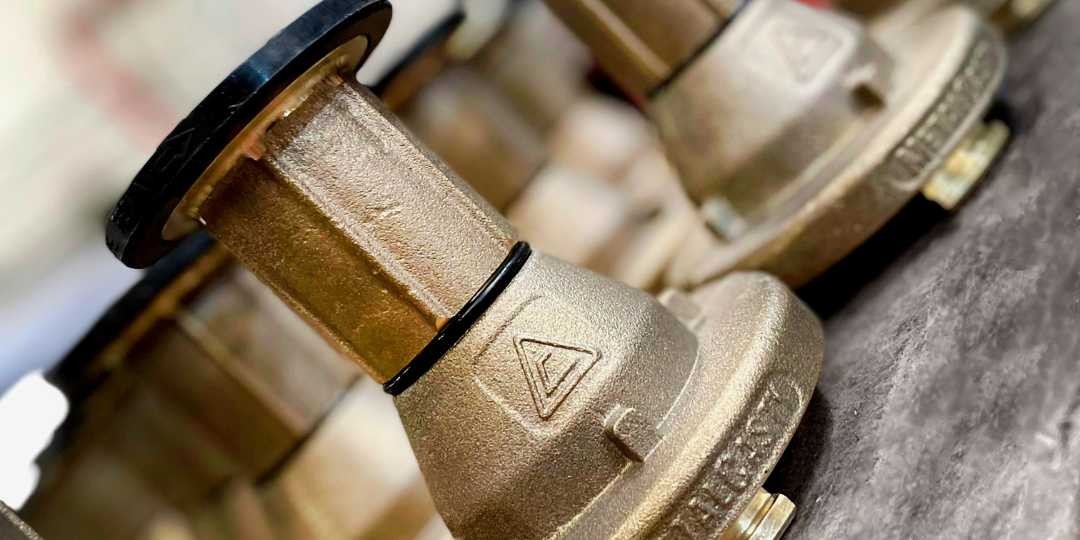 Esguichos reguláveis de combate a incêndio