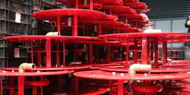 Carretel basculante vermelho com mangueira semirrigida para sistema de mangotinho Carretel basculante vermelho com mangueira semirrigida para sistema de mangotinho