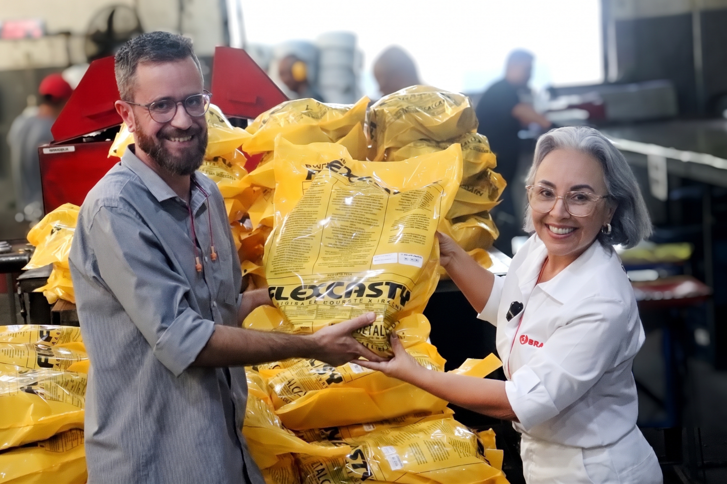 Representantes da fábrica e distribuição juntos no encerramento do evento