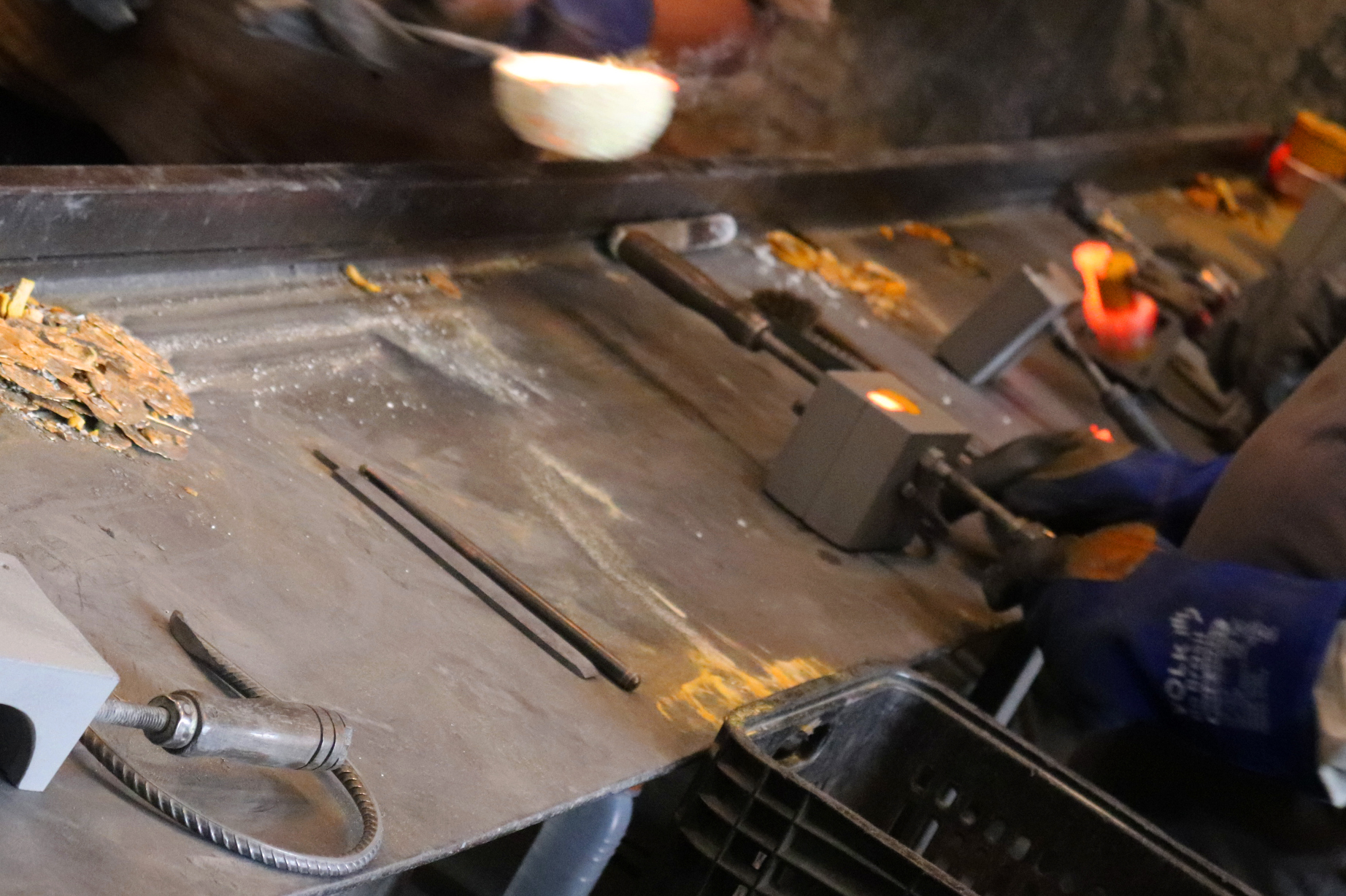 Vazamento de metal incandescente nos moldes de coquilha na fundição Metalcasty