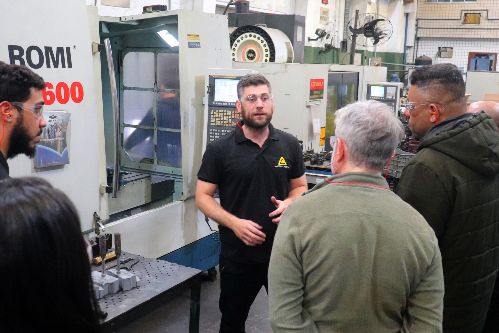 Demonstração no centro de usinagem CNC ROMI para conexões de latão e alumínio