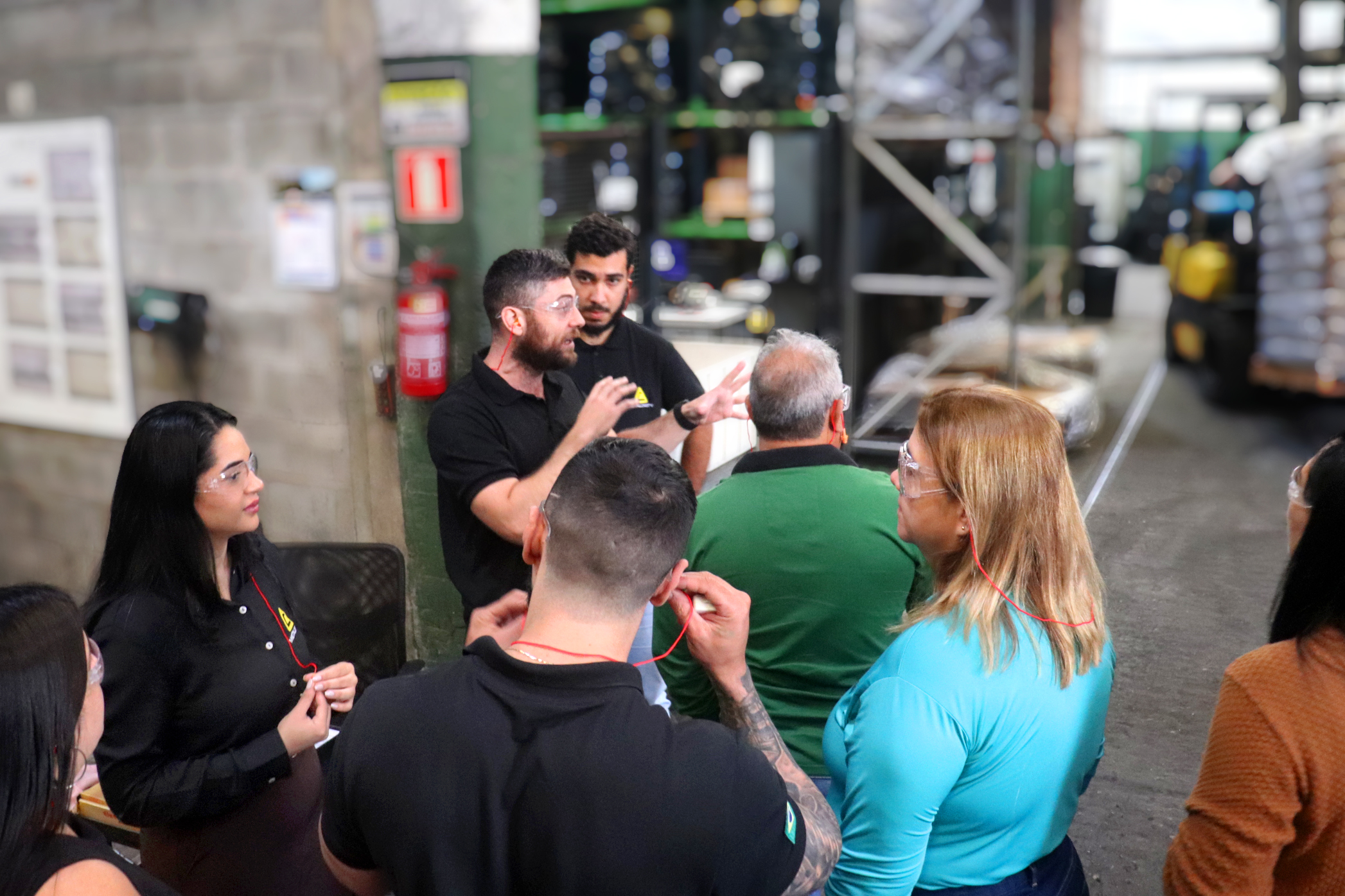 Engenheiro explicando o fluxo produtivo de equipamentos contra incêndio no chão de fábrica