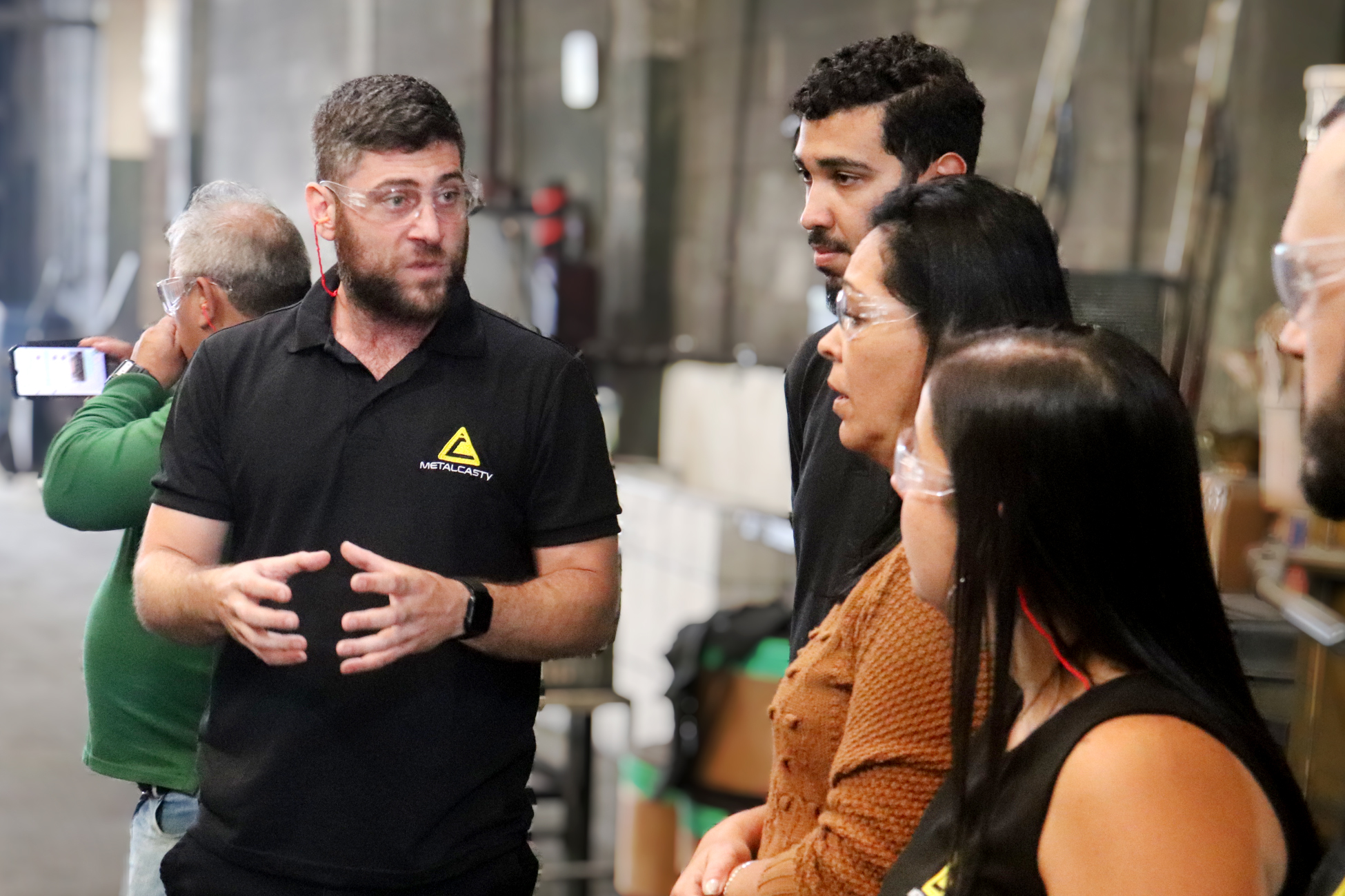 Especialista Metalcasty tirando dúvidas técnicas sobre equipamentos contra incêndio