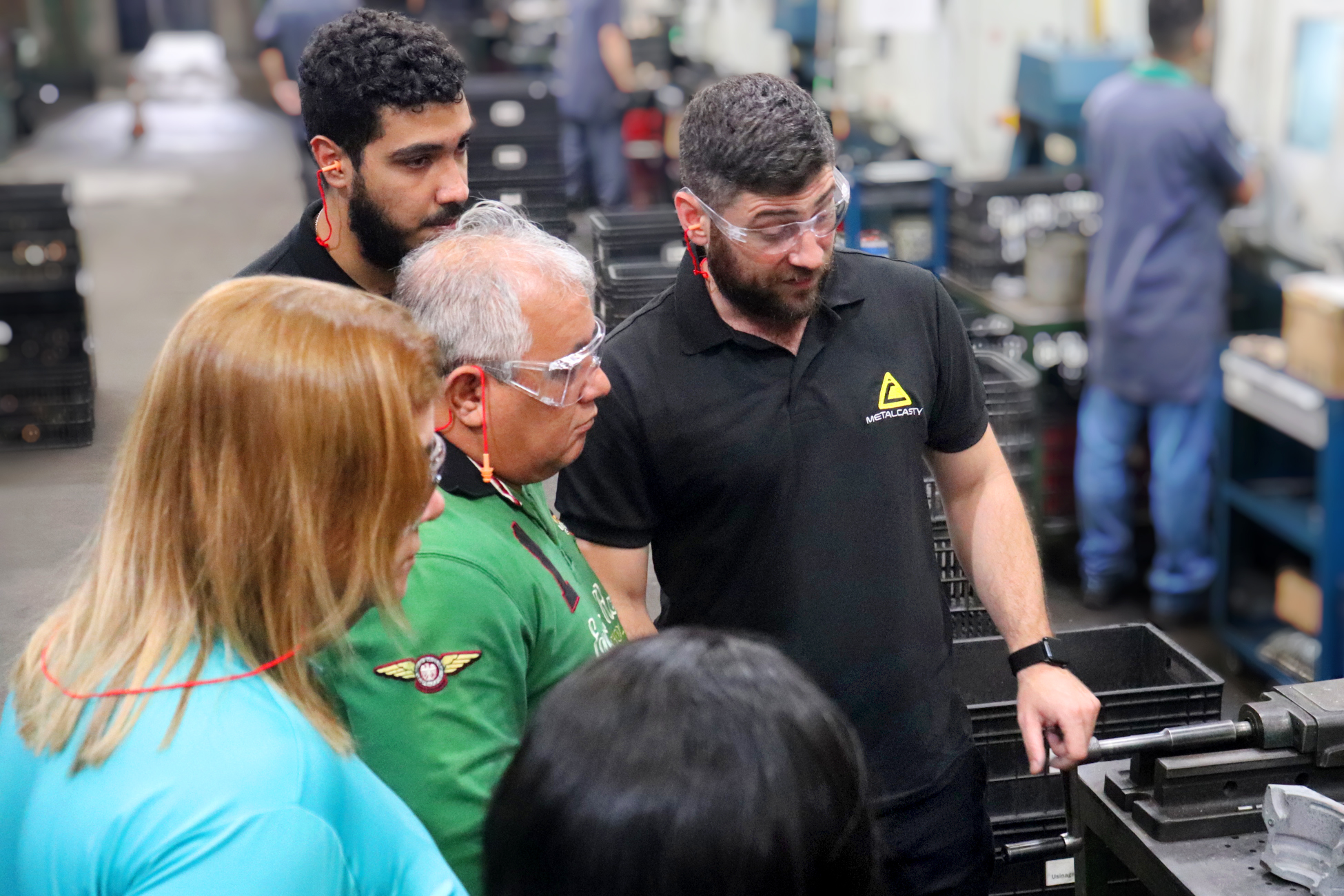 Engenheiro demonstrando o ajuste de ferramentas na usinagem para os clientes do Pará e SP