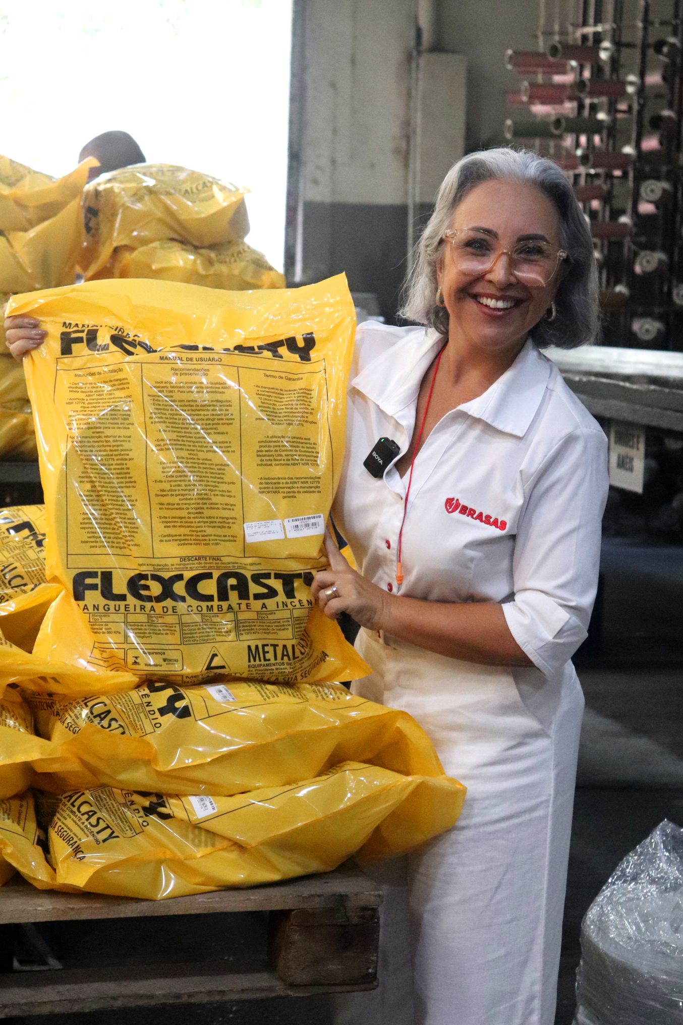 Parceiros da Brasas Extintores conferindo o produto finalizado da linha Flexcasty