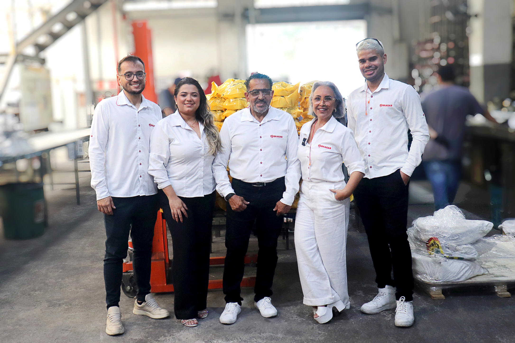 Equipe comercial e visitantes comemorando a parceria no Espírito Santo