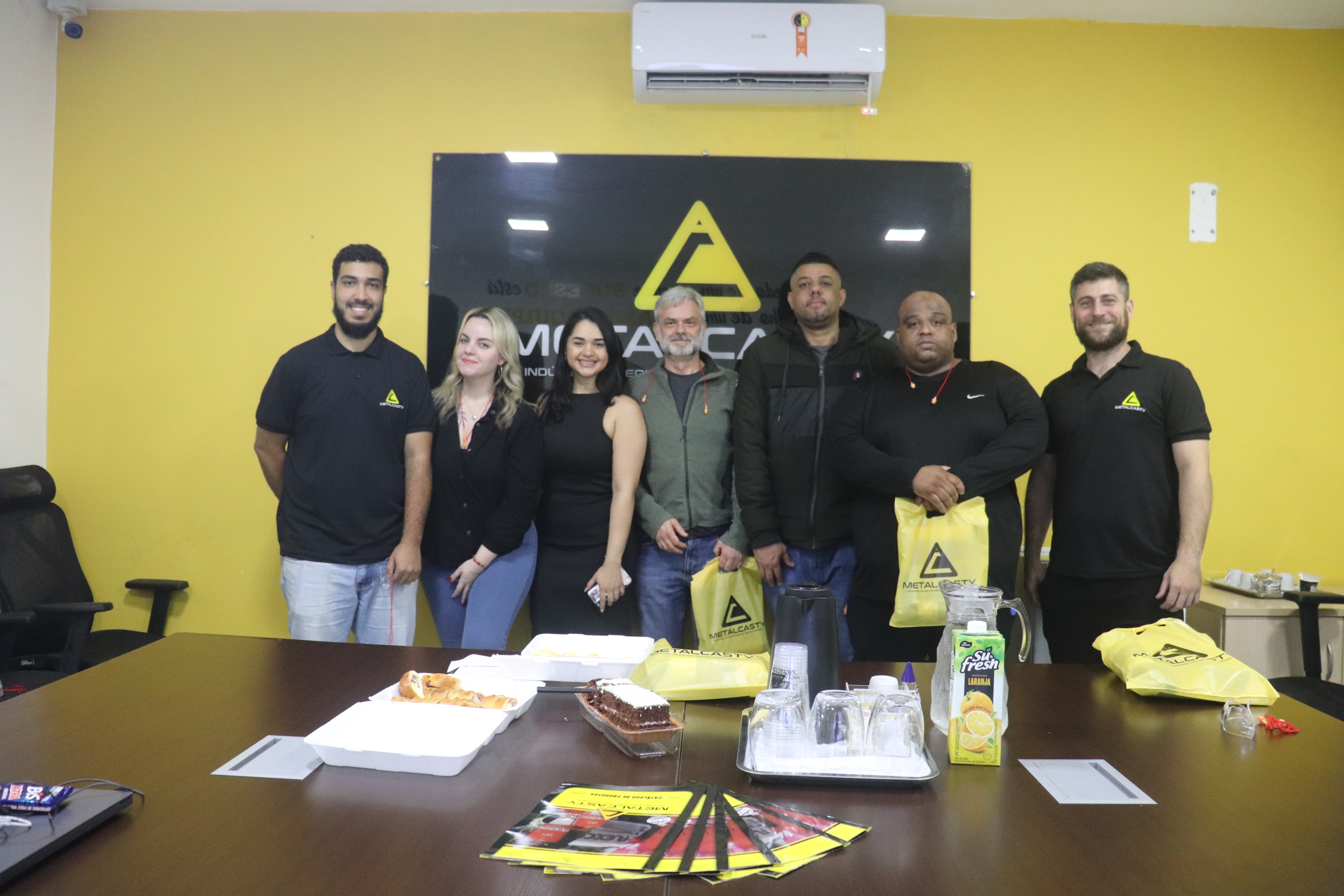 Equipe técnica da Metalcasty reunida com clientes no encerramento do primeiro dia